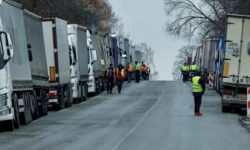 Частково домовилися. Поляки пустять порожні вантажівки на ПП Ягодин через окрему чергу