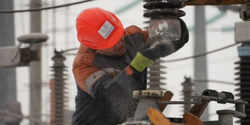 Через снігопад і обстріли. В&nbsp;Україні знеструмлено понад 400 населених пунктів
