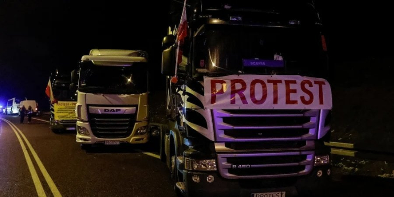 Черги з&nbsp;тисяч вантажівок. Прикордонники розповіли, що&nbsp;коїться на&nbsp;кордоні