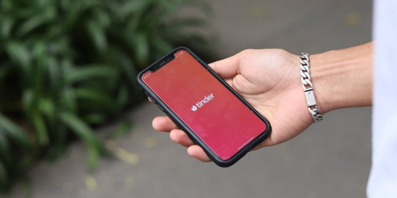 Кому не&nbsp;щастить у&nbsp;коханні. Tinder запропонував підписку за $500 для найактивніших користувачів