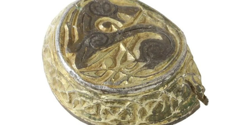 Красивий і загадковий. У Великій Британії археологи знайшли позолочений артефакт невідомого призначення