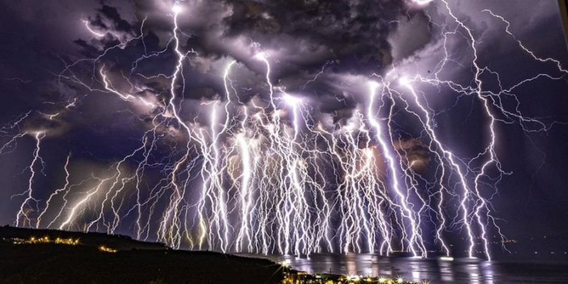 Неймовірна краса. Фотограф зробив колаж зі 100 знімків блискавок у&nbsp;Туреччині