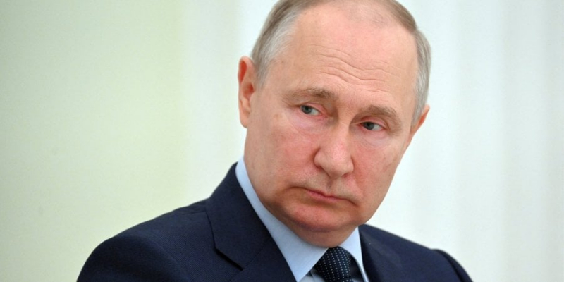 Російських олігархів змусять здати валюту. Розлючений падінням рубля Путін скликає екстрену нараду, готує жорсткі заходи — FT