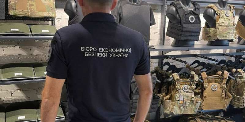 Шоломи та бронежилети. БЕБ викрило компанію, що продавала військову амуніцію, завезену для ЗСУ