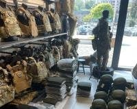 Шоломи та бронежилети. БЕБ викрило компанію, що продавала військову амуніцію, завезену для ЗСУ