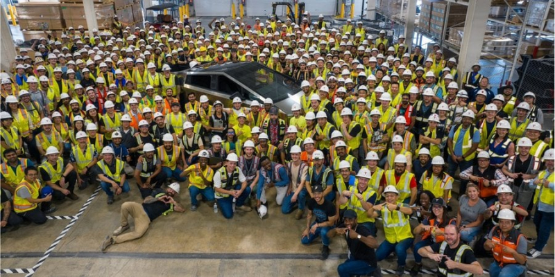 Скоро на&nbsp;всіх дорогах. Перший позашляховик Cybertruck від Tesla зійшов з&nbsp;конвеєра