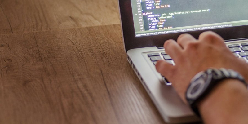 Третина фахівців бояться втратити роботу. Чому в&nbsp;IT-галузі перестали зростати зарплати та&nbsp;зайнятість