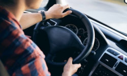 Кількість українців, що шукають роботу за кордоном, скоротилась вдвічі в порівнянні із довоєнним часом