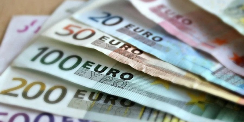 Курс валют НБУ. Євро завмер на межі психологічної позначки