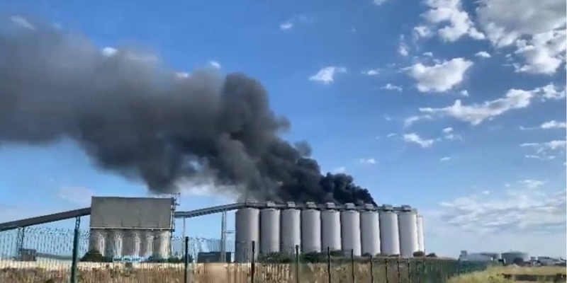 Ла-Рошель під вогнем. У великому французькому порту сталася масштабна пожежа на зерносховищі