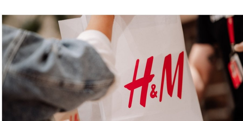 Модний гігант повертається. Де H&M планує відновити роботу своїх магазинів — перелік ТРЦ в Києві і Львові