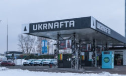 Можна зателефонувати та зняти гроші. На АЗС Укрнафта встановили дротові телефони