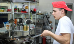 Робота є — працювати нема кому. Український бізнес поскаржився на нестачу персоналу