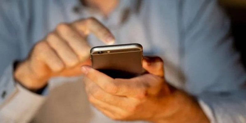 Вільна країна? На тлі протестів у Франції поліції дали можливість підключатися до телефонів підозрюваних віддалено